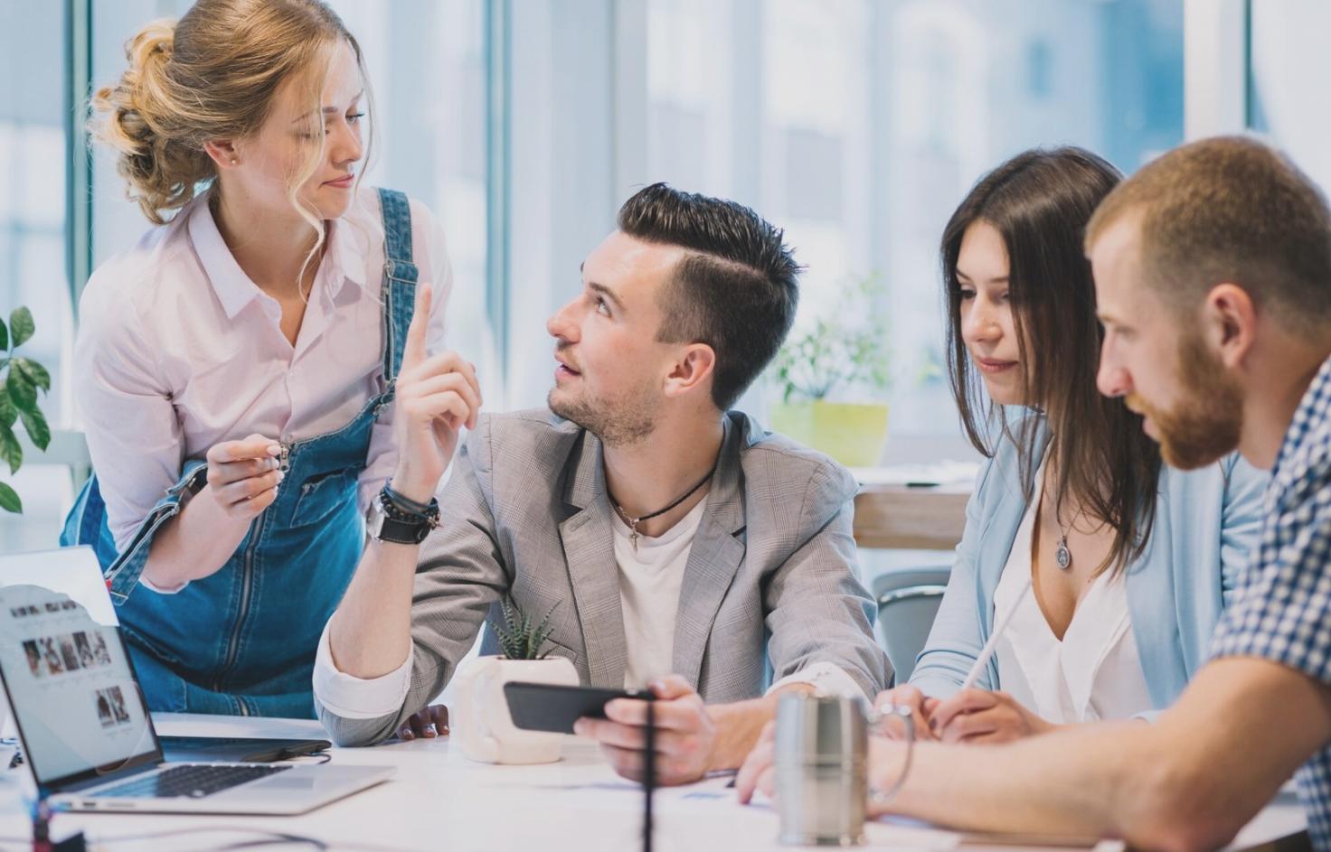 Arbeitsplatz mit Finanzunterlagen und Computer